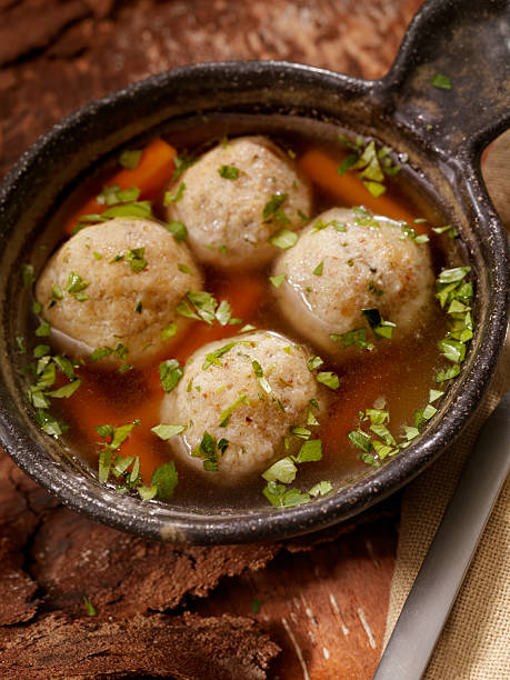 matzah zupa z piłką - matzo ball hebrew script food dumpling zdjęcia i obrazy z banku zdjęć