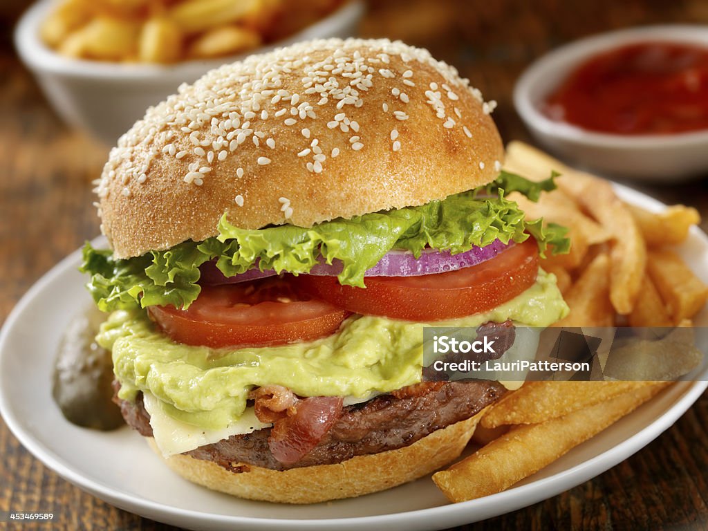 O Hambúrguer de Bacon, Guacamole - Foto de stock de Hamburguer royalty-free