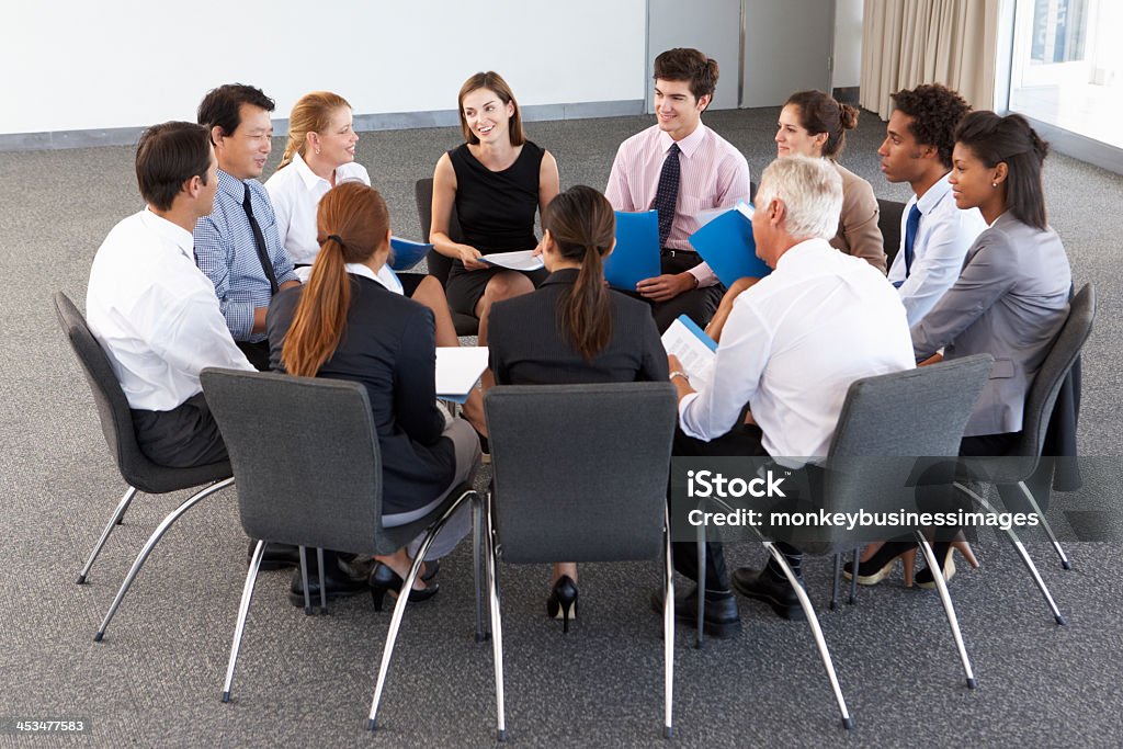 Деловых людей сидя в круг в компании семинар - Стоковые фото 20-29 лет роялти-фри