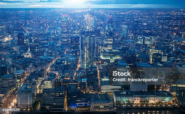 Ciudad De Londres En La Nochevista Aérea Foto de stock y más banco de imágenes de Aire libre - Aire libre, Arquitectura exterior, Canary Wharf