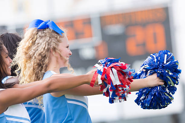 cheerleaderki dopingować w grze - cheerleader high school student sport cheering zdjęcia i obrazy z banku zdjęć