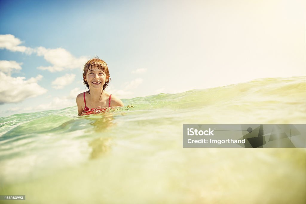 Маленькая девочка весело в море. - Стоковые фото 6-7 лет роялти-фри