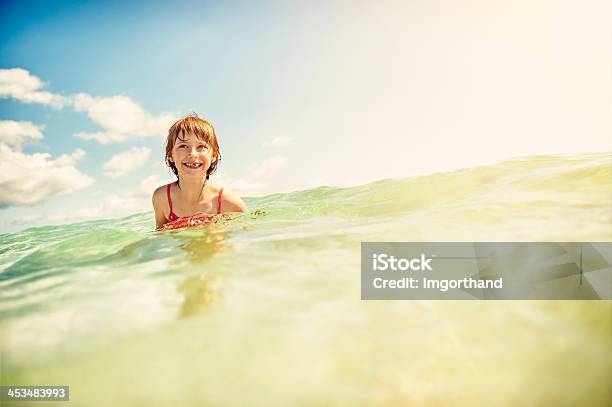 Маленькая Девочка Весело В Море — стоковые фотографии и другие картинки 6-7 лет - 6-7 лет, В воде, Веселье