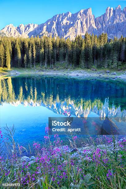 Foto de Lago Carezza E A Cadeia De Montanhas De Latemar e mais fotos de stock de Beleza natural - Natureza - Beleza natural - Natureza, Cadeia de montanhas de Latemar, Cena de tranquilidade