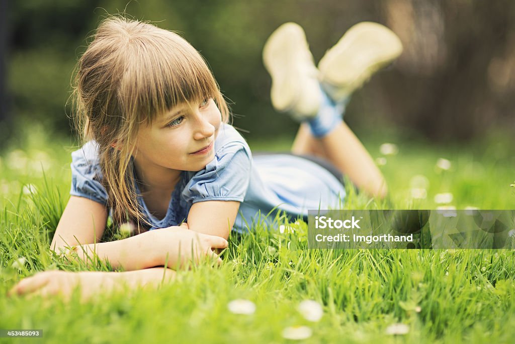 Kleines Mädchen in der Natur - Lizenzfrei Blume Stock-Foto