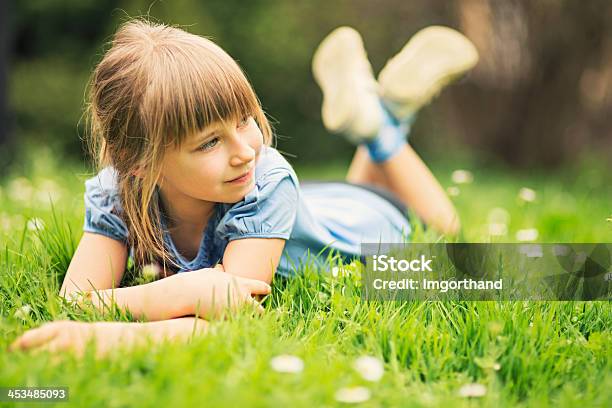 Kleines Mädchen In Der Natur Stockfoto und mehr Bilder von Blume - Blume, 6-7 Jahre, Auf dem Bauch liegen