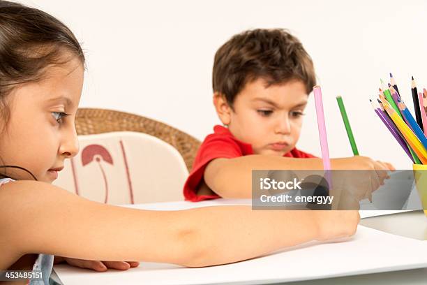 Foto de Menino E Uma Menina Escrevendo e mais fotos de stock de 4-5 Anos - 4-5 Anos, Aluno de Jardim de Infância, Aluno de Primário