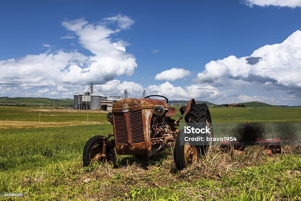 Rústico old tractor en Toscana - Foto de stock de Agricultura libre de derechos
