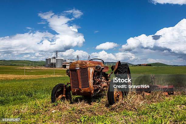 Rústico Velho Trator Em Toscana - Fotografias de stock e mais imagens de Agricultura - Agricultura, Antigo, Ao Ar Livre