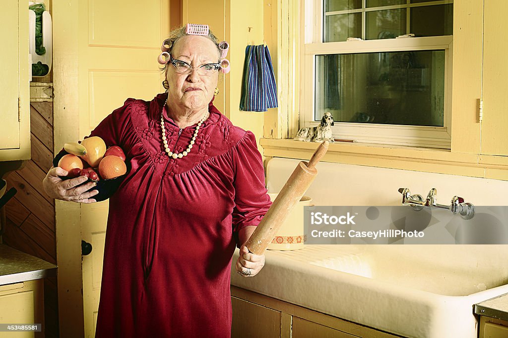 Grumpy Granny en cuisine - Photo de Mère libre de droits