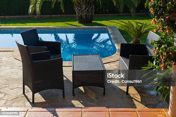 Junto A La Piscina Foto de stock y más banco de imágenes de Agua - Agua, Aire libre, Al lado de la piscina