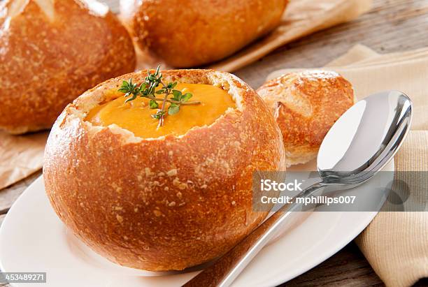 버터넛 스쿼시 수프 빵그릇에 대한 스톡 사진 및 기타 이미지 - 빵그릇, 수프, 빵