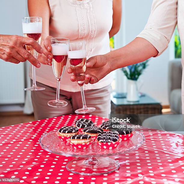 Brindisi Con Champagne - Fotografie stock e altre immagini di 60-64 anni - 60-64 anni, 65-69 anni, Adulto