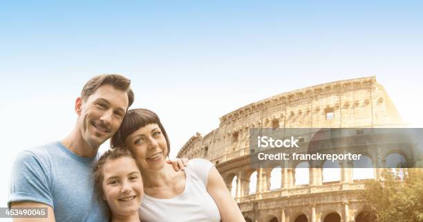 Feliz Familia De Italia En Roma Foto de stock y más banco de imágenes de Familia - Familia, Roma - Italia, Ciudad