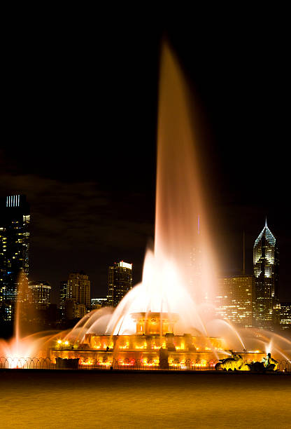 fonte de buckingham, chicago - chicago fountain skyline night imagens e fotografias de stock