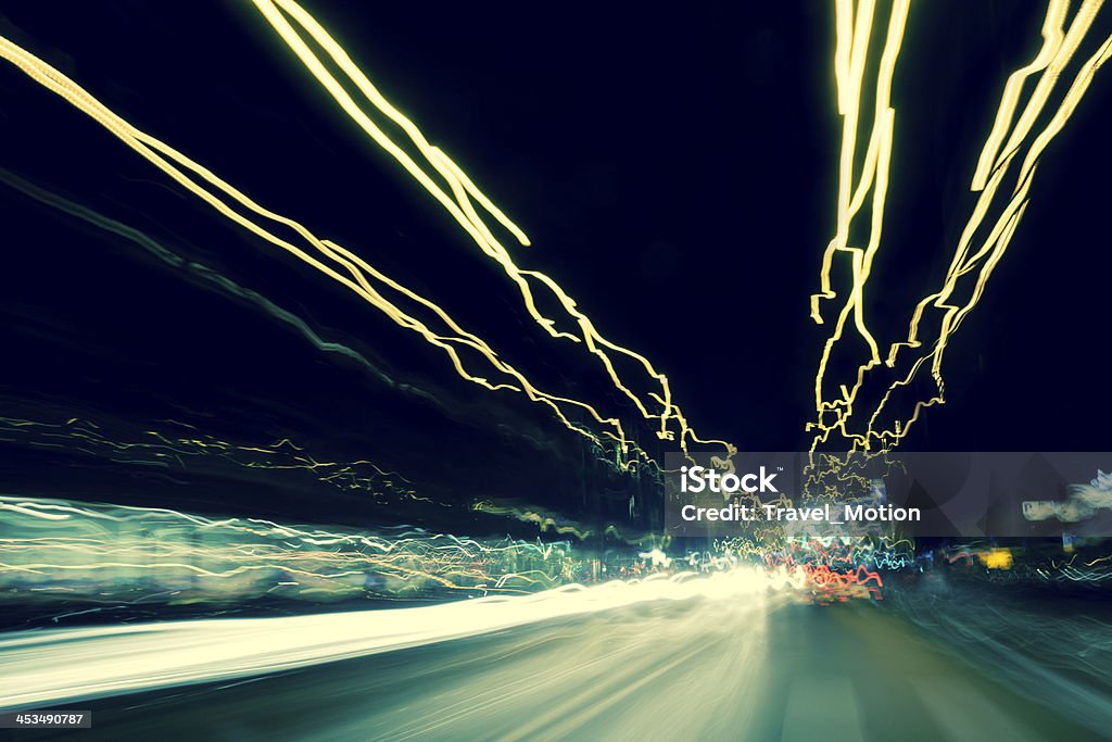 Темный шоссе ночью с света полосы - Стоковые фото Амстердам роялти-фри