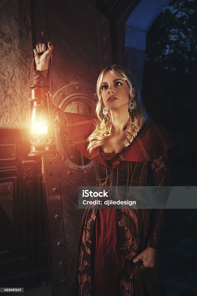 Lady Esplora vecchio castello - Foto stock royalty-free di Costume d'epoca