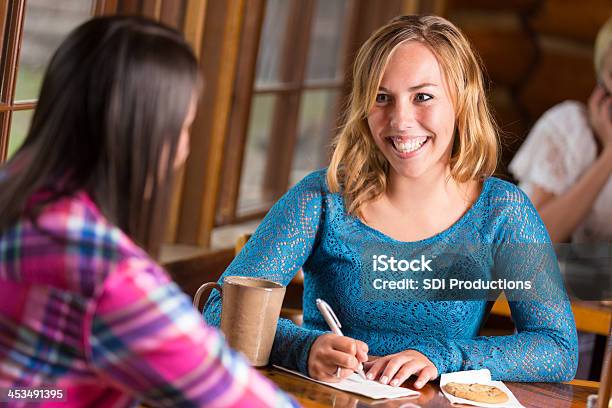 就職面接で女性実施するカフェレストラン - コーヒーのストックフォトや画像を多数ご用意 - コーヒー, 提携, 昼食