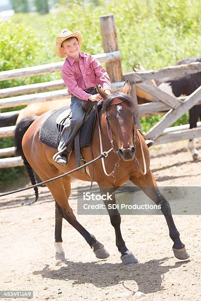 少年馬の乗馬でご家族とのランチにご満喫 - 1人のストックフォトや画像を多数ご用意 - 1人, あぶみ, ウェスタン