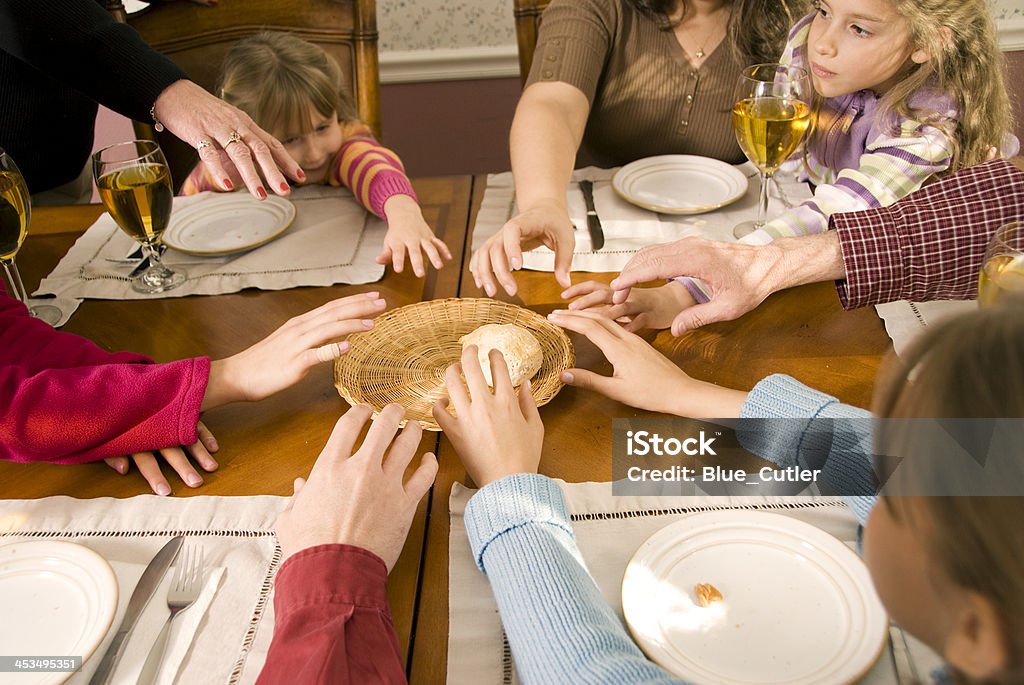 Cena di famiglia Series- l'ultimo Biscuit - Foto stock royalty-free di Litigare