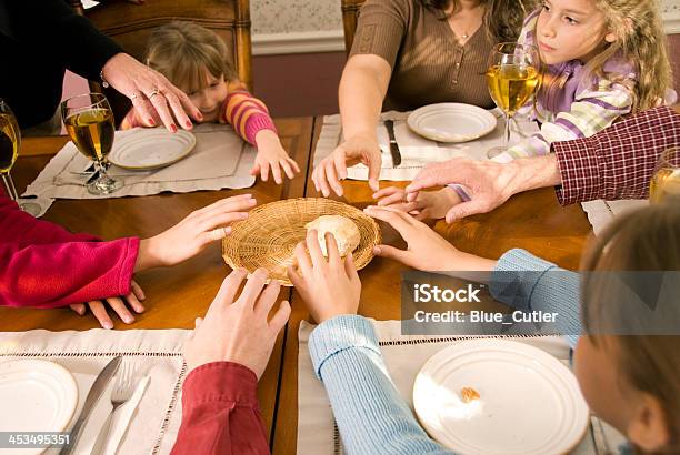 Cena Di Famiglia Series Lultimo Biscuit - Fotografie stock e altre immagini di Litigare - Litigare, Scarso, Tendere la mano