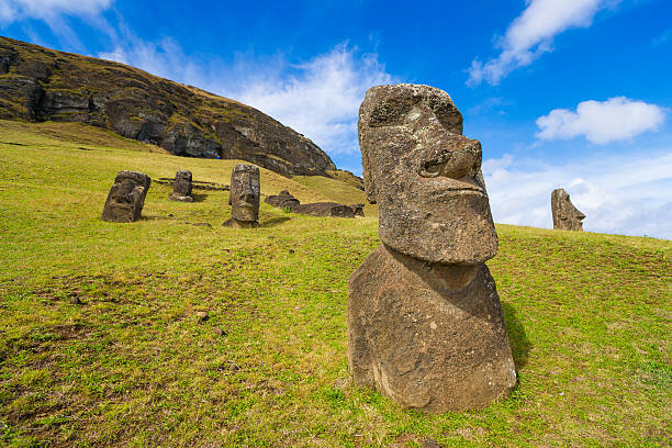 moai em rano raraku declive, ilha de páscoa, chile - polynesia moai statue island chile imagens e fotografias de stock
