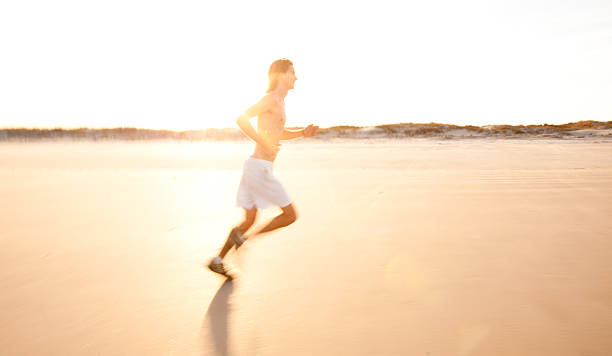 homem corredor para um treino de corrida ao pôr-do-sol - georgia sunlight healthy lifestyle cumberland island - fotografias e filmes do acervo