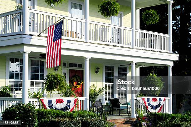 Foto de Decorações Patrióticas e mais fotos de stock de 4 de Julho - 4 de Julho, Casa, Varanda