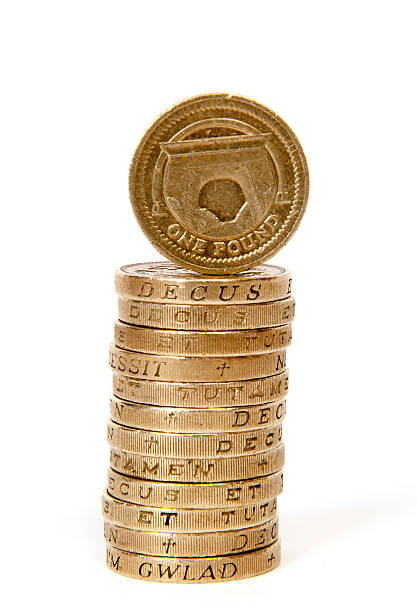 pila di monete da 1 sterlina - british currency pound symbol currency stack foto e immagini stock