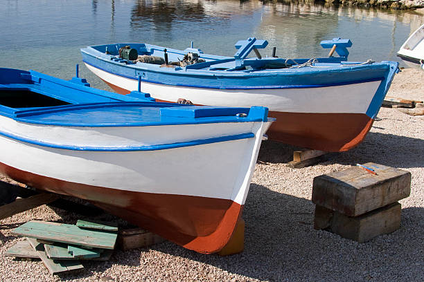recién pintadas barcos de pesca - rowboat dinghy nautical vessel nautical equipment fotografías e imágenes de stock