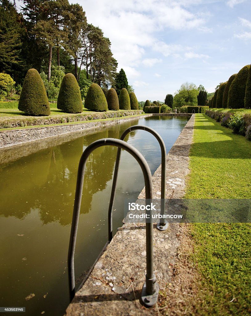 Natürliche Swimmingpool und topiary Garten - Lizenzfrei Herrenhaus Stock-Foto