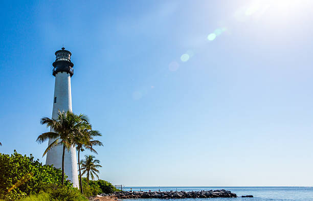 farol de cape-flórida - rickenbacker causeway imagens e fotografias de stock