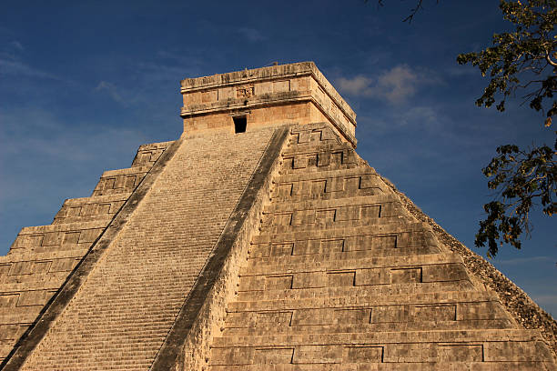 pyramide maya de chichen itza kulkulkan - aile vestigiale photos et images de collection