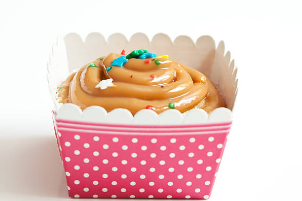 karamell-cupcake - cupcake chocolate pink polka dot stock-fotos und bilder
