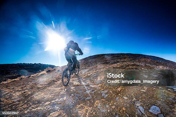 Sol Ciclismo De Montaña Foto de stock y más banco de imágenes de Ciclismo de montaña - Ciclismo de montaña, Moverse hacia arriba, Actividades recreativas