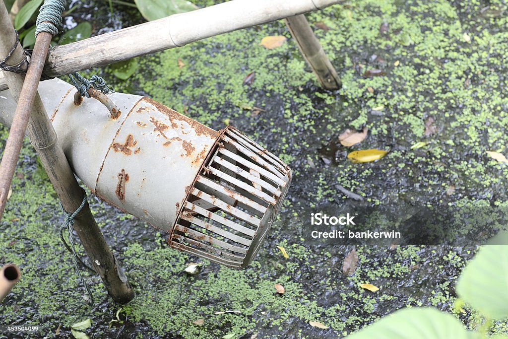 El antiguo Tubería final de la bomba sobre sucio piscina - Foto de stock de Acero libre de derechos