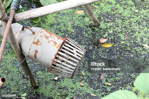 El Antiguo Tubería Final De La Bomba Sobre Sucio Piscina Foto de stock y más banco de imágenes de Acero