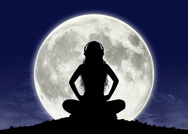 jeune femme écoutant de la musique dans une pleine lune - lotus position audio photos et images de collection