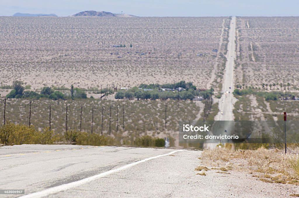 Route 66-hot desierto - Foto de stock de Agrietado libre de derechos
