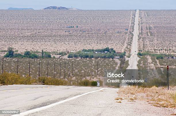 Route 66hot Desierto Foto de stock y más banco de imágenes de Agrietado - Agrietado, Anticuado, Asfalto