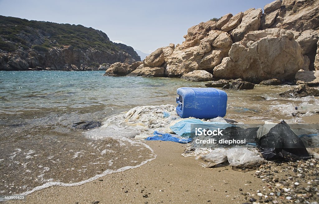 Retrouver les déchets de plastique - Photo de Mer Méditerranée libre de droits