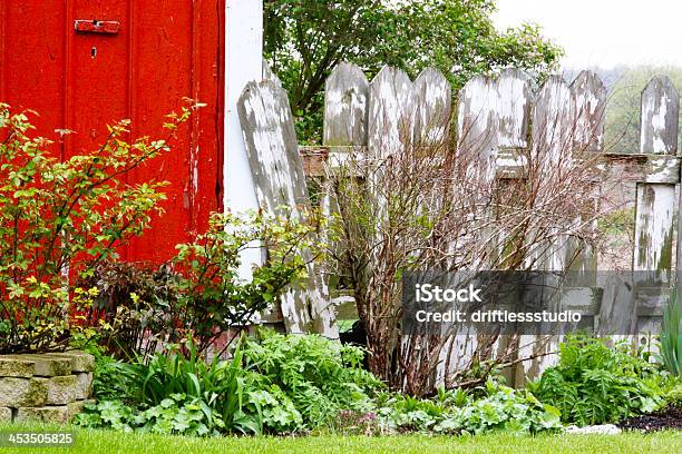 Bunte Rote Scheune Gegen Alten Weißen Gartenzaun Stockfoto und mehr Bilder von Gemüsegarten - Gemüsegarten, Wisconsin, Agrarbetrieb