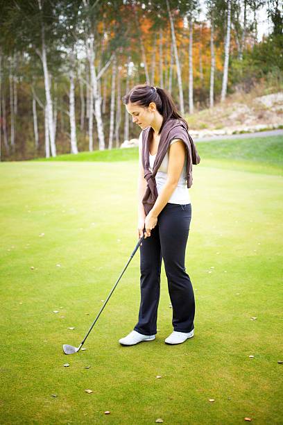 woman ゴルフ選手のトレーニングが、クラブのグリーン - golf green practicing sports training ストックフォトと画像