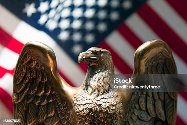 Bandera Estadounidense Y Eagle Foto de stock y más banco de imágenes de Águila - Águila, EE.UU., Estatua