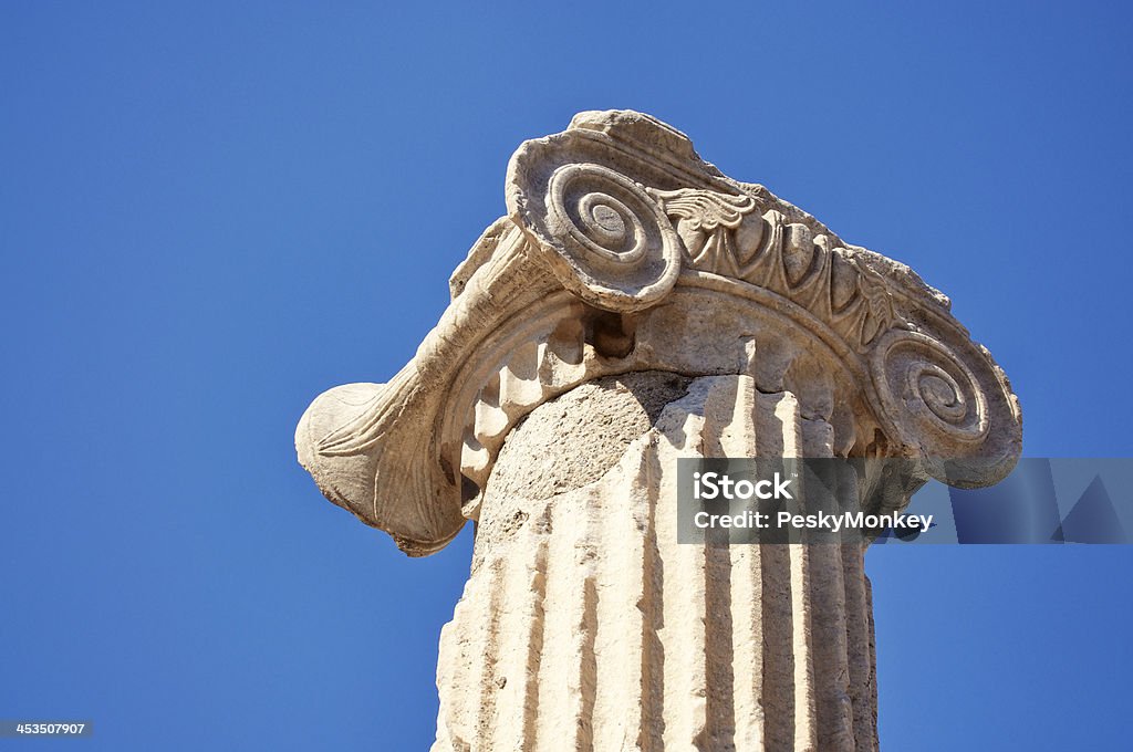 Ancienne de colonne romaine extérieur bleu ciel Horizontal - Photo de Antique libre de droits
