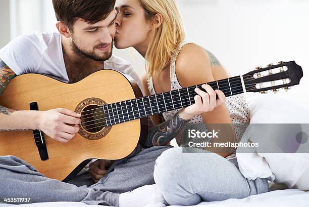 Süße Romantik Stockfoto und mehr Bilder von Ein Ständchen singen - Ein Ständchen singen, Paar - Partnerschaft, Saiteninstrument spielen