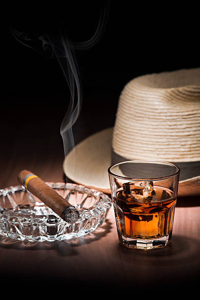 whiskey - cigar whisky bar cognac photos et images de collection