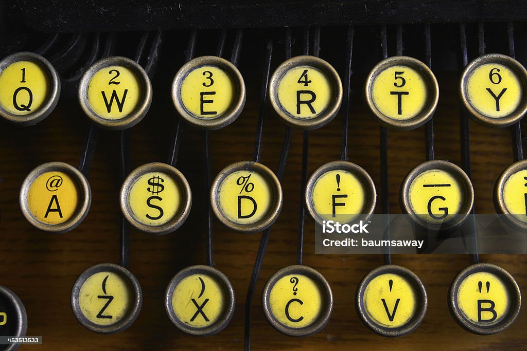 Antigo Qwerty Teclado de Máquina de Escrever - Foto de stock de Amarelo royalty-free