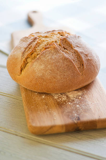 chleb na sodzie cob - brown bread bread home interior food zdjęcia i obrazy z banku zdjęć