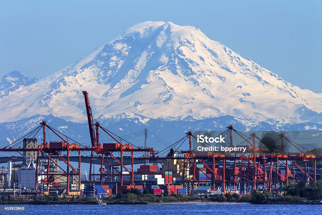 Seattle Porto Rosso Gru imbarcazioni Monte Rainier Washington - Foto stock royalty-free di Seattle